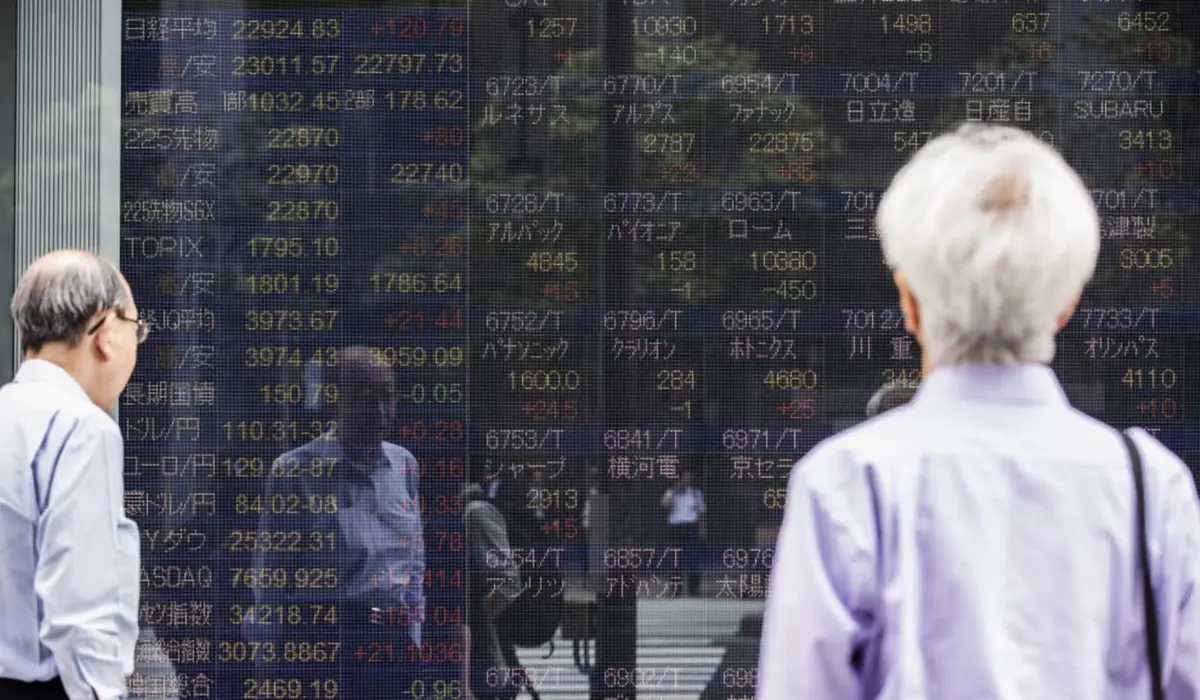 Asia Stocks Fall as Tech Sell-Off Deepens, BOJ Rate Hike Looms