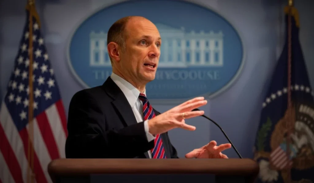 Fed-Officials-Split-Over-Risks-to-US
