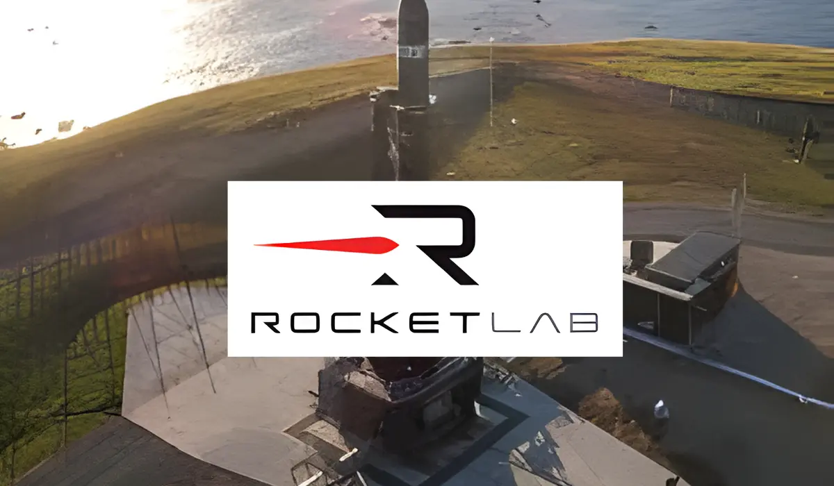 A Rocket Lab launch vehicle lifts off, reflecting market concerns over Neutron rocket development setbacks and near-term pressure on the company’s stock.